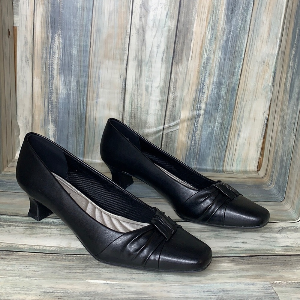 Easy Street Women's Waive Dress Pump ✅